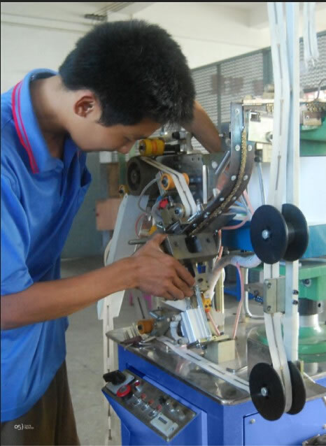 zipper making machine
